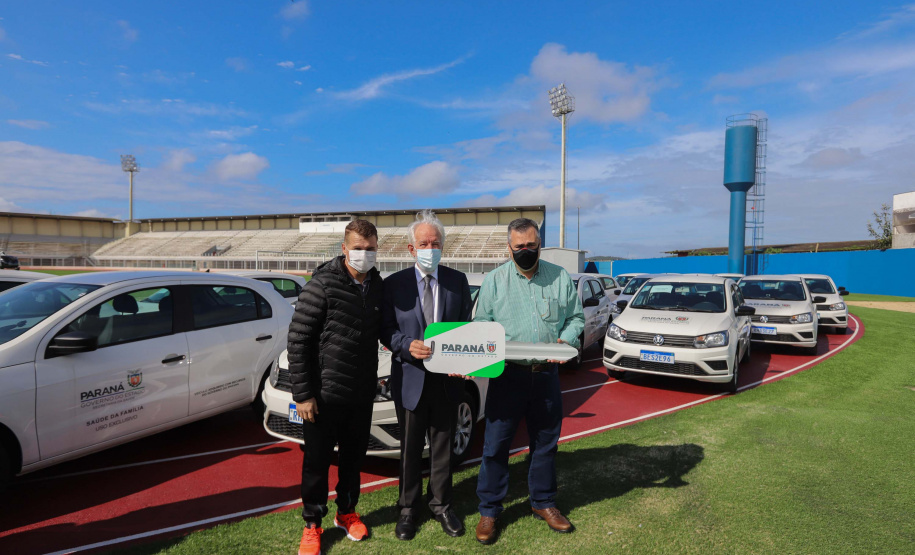 O governador em exercício Darci Piana e o secretário estadual da Saúde, Beto Preto, entregam nesta quarta-feira (13),  veículos da Estratégia da Saúde da Família aos municípios da 1ª Regional de Saúde de Paranaguá, além de computadores para renovação e modernização do parque tecnológico da Sesa.13/10/2021 - Foto: Geraldo Bubniak/AEN