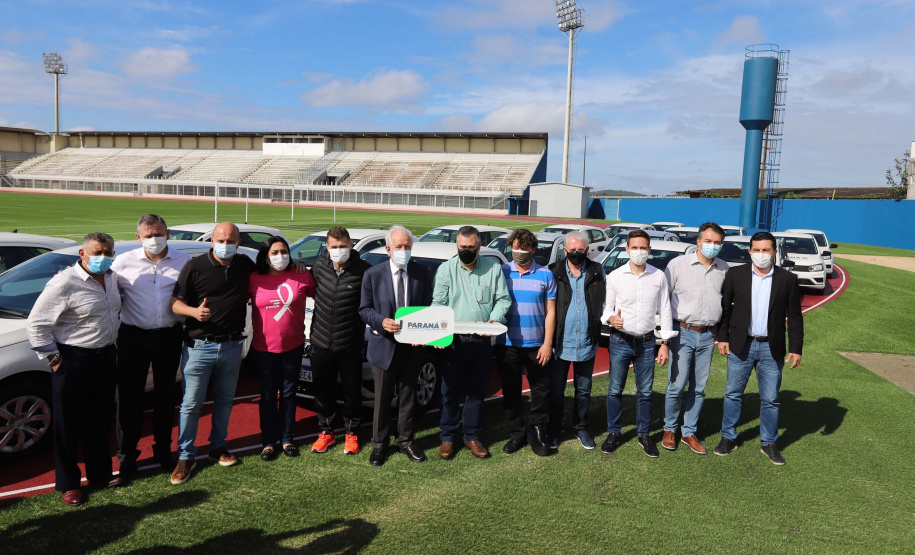 O governador em exercício Darci Piana e o secretário estadual da Saúde, Beto Preto, entregam nesta quarta-feira (13),  veículos da Estratégia da Saúde da Família aos municípios da 1ª Regional de Saúde de Paranaguá, além de computadores para renovação e modernização do parque tecnológico da Sesa.13/10/2021 - Foto: Geraldo Bubniak/AEN
