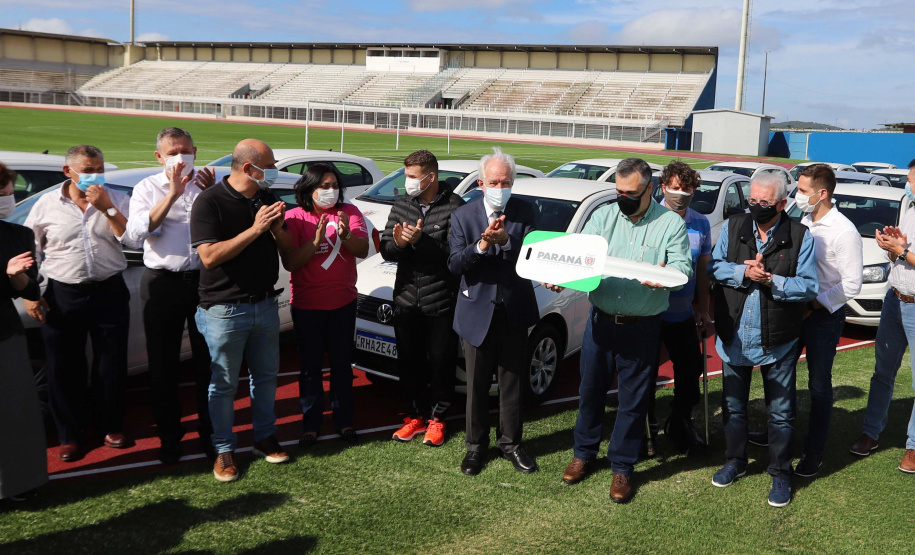 O governador em exercício Darci Piana e o secretário estadual da Saúde, Beto Preto, entregam nesta quarta-feira (13),  veículos da Estratégia da Saúde da Família aos municípios da 1ª Regional de Saúde de Paranaguá, além de computadores para renovação e modernização do parque tecnológico da Sesa.13/10/2021 - Foto: Geraldo Bubniak/AEN