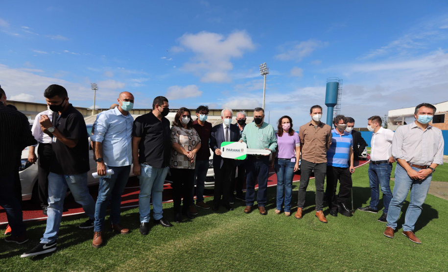 O governador em exercício Darci Piana e o secretário estadual da Saúde, Beto Preto, entregam nesta quarta-feira (13),  veículos da Estratégia da Saúde da Família aos municípios da 1ª Regional de Saúde de Paranaguá, além de computadores para renovação e modernização do parque tecnológico da Sesa.13/10/2021 - Foto: Geraldo Bubniak/AEN