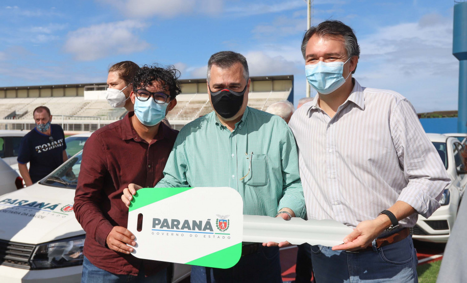 O governador em exercício Darci Piana e o secretário estadual da Saúde, Beto Preto, entregam nesta quarta-feira (13),  veículos da Estratégia da Saúde da Família aos municípios da 1ª Regional de Saúde de Paranaguá, além de computadores para renovação e modernização do parque tecnológico da Sesa.13/10/2021 - Foto: Geraldo Bubniak/AEN