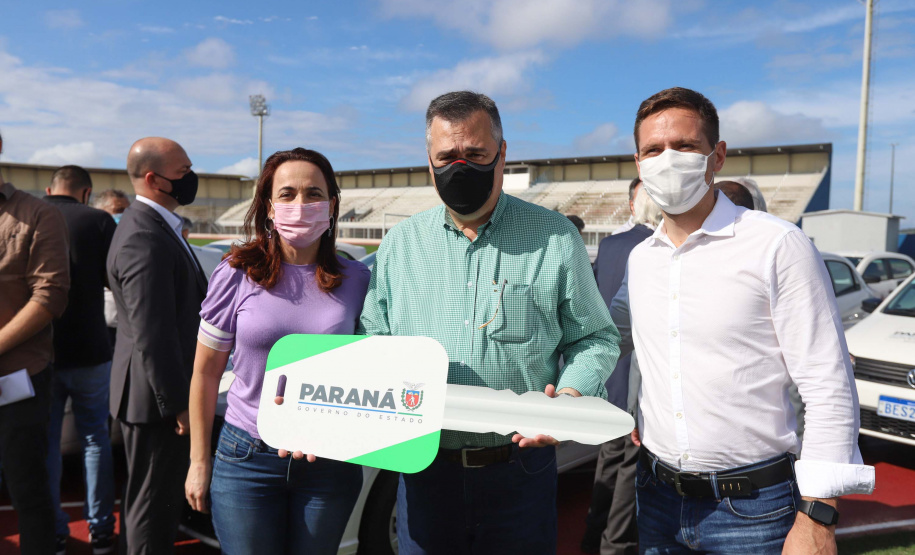 O governador em exercício Darci Piana e o secretário estadual da Saúde, Beto Preto, entregam nesta quarta-feira (13),  veículos da Estratégia da Saúde da Família aos municípios da 1ª Regional de Saúde de Paranaguá, além de computadores para renovação e modernização do parque tecnológico da Sesa.13/10/2021 - Foto: Geraldo Bubniak/AEN