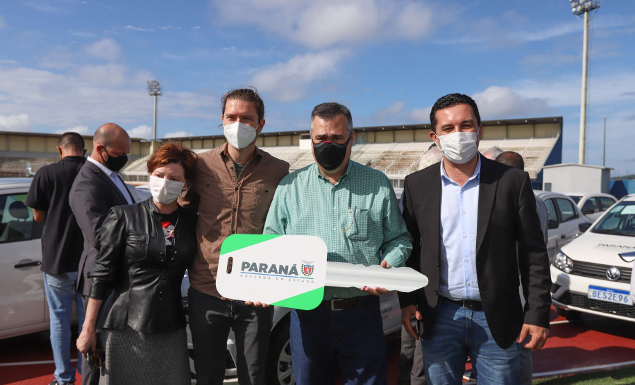O governador em exercício Darci Piana e o secretário estadual da Saúde, Beto Preto, entregam nesta quarta-feira (13),  veículos da Estratégia da Saúde da Família aos municípios da 1ª Regional de Saúde de Paranaguá, além de computadores para renovação e modernização do parque tecnológico da Sesa.13/10/2021 - Foto: Geraldo Bubniak/AEN