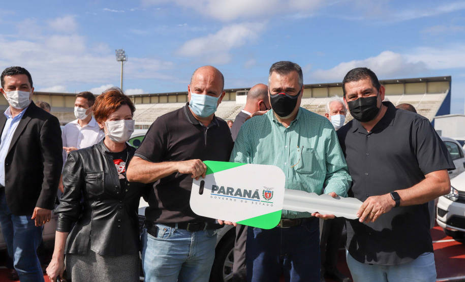 O governador em exercício Darci Piana e o secretário estadual da Saúde, Beto Preto, entregam nesta quarta-feira (13),  veículos da Estratégia da Saúde da Família aos municípios da 1ª Regional de Saúde de Paranaguá, além de computadores para renovação e modernização do parque tecnológico da Sesa.13/10/2021 - Foto: Geraldo Bubniak/AEN