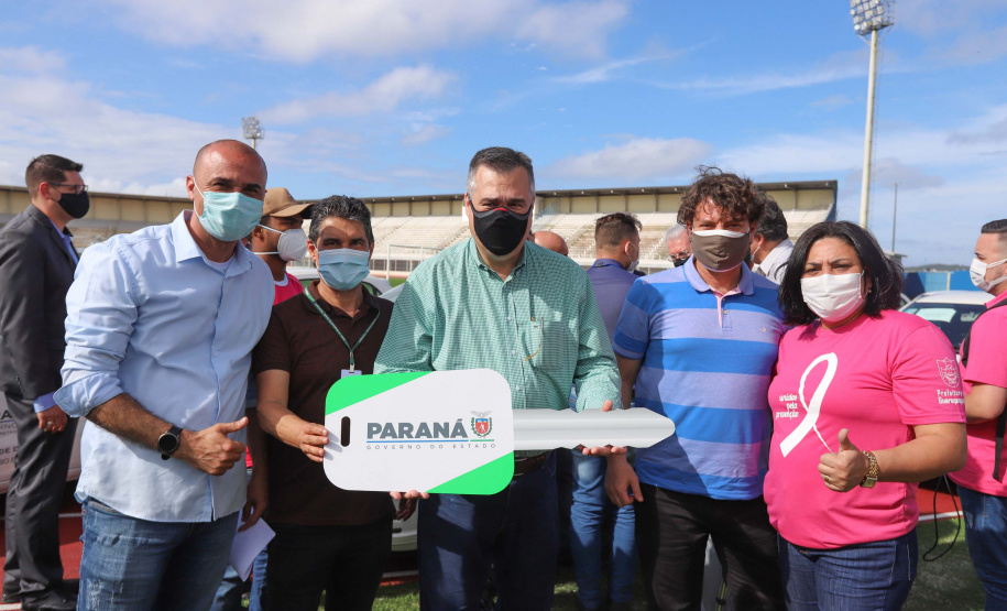 O governador em exercício Darci Piana e o secretário estadual da Saúde, Beto Preto, entregam nesta quarta-feira (13),  veículos da Estratégia da Saúde da Família aos municípios da 1ª Regional de Saúde de Paranaguá, além de computadores para renovação e modernização do parque tecnológico da Sesa.13/10/2021 - Foto: Geraldo Bubniak/AEN