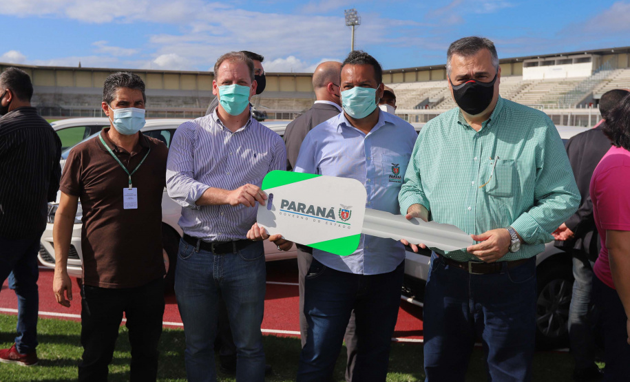 O governador em exercício Darci Piana e o secretário estadual da Saúde, Beto Preto, entregam nesta quarta-feira (13),  veículos da Estratégia da Saúde da Família aos municípios da 1ª Regional de Saúde de Paranaguá, além de computadores para renovação e modernização do parque tecnológico da Sesa.13/10/2021 - Foto: Geraldo Bubniak/AEN