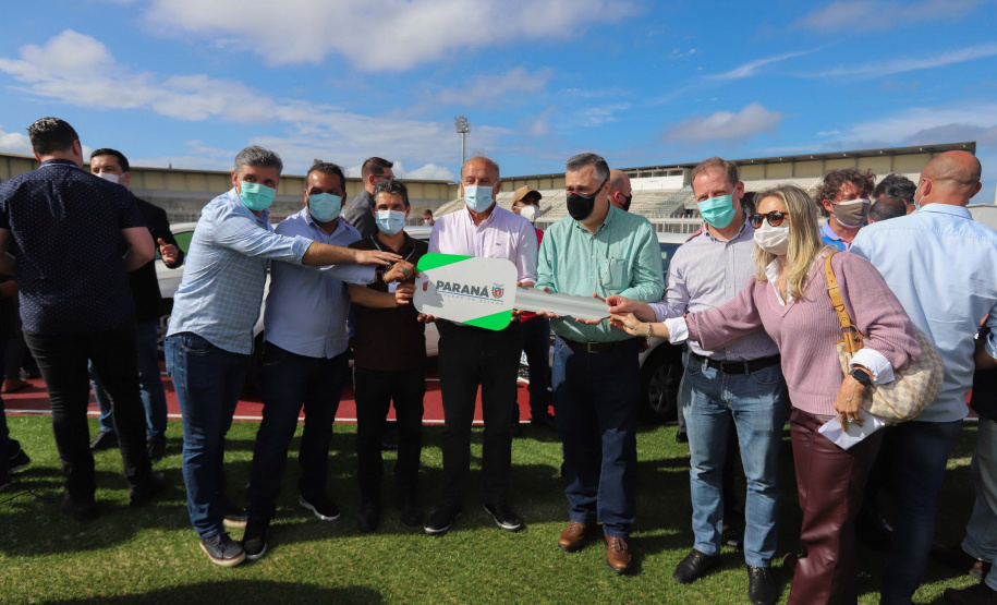 O governador em exercício Darci Piana e o secretário estadual da Saúde, Beto Preto, entregam nesta quarta-feira (13),  veículos da Estratégia da Saúde da Família aos municípios da 1ª Regional de Saúde de Paranaguá, além de computadores para renovação e modernização do parque tecnológico da Sesa.13/10/2021 - Foto: Geraldo Bubniak/AEN