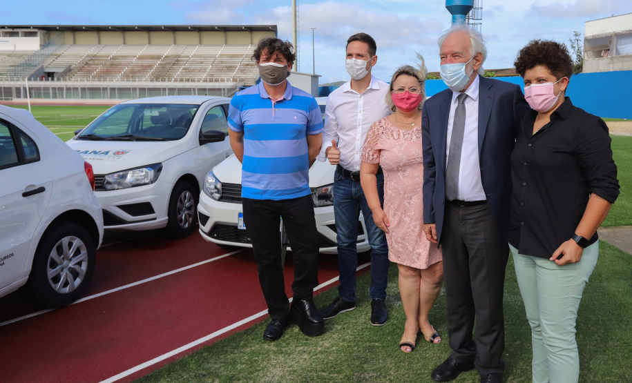 O governador em exercício Darci Piana e o secretário estadual da Saúde, Beto Preto, entregam nesta quarta-feira (13),  veículos da Estratégia da Saúde da Família aos municípios da 1ª Regional de Saúde de Paranaguá, além de computadores para renovação e modernização do parque tecnológico da Sesa.13/10/2021 - Foto: Geraldo Bubniak/AEN