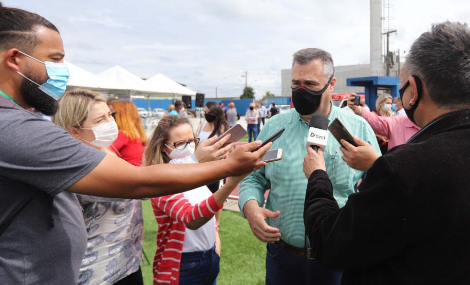 O governador em exercício Darci Piana e o secretário estadual da Saúde, Beto Preto, entregam nesta quarta-feira (13),  veículos da Estratégia da Saúde da Família aos municípios da 1ª Regional de Saúde de Paranaguá, além de computadores para renovação e modernização do parque tecnológico da Sesa.13/10/2021 - Foto: Geraldo Bubniak/AEN