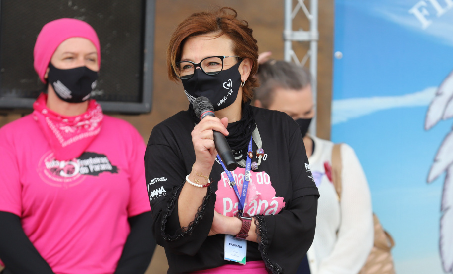 O governador em exercício Darci Piana participa nesta quinta-feira (14), da abertura da Expedição Filhas do Paraná - Rota deMototurismo no Palacio Iguaçu . Na foto, Fabiana Cristina de Campos   da Secretaria de Estado do Desenvolvimento Sustentável e do Turismo.  14/10/2021 - Foto: Geraldo Bubniak/AEN