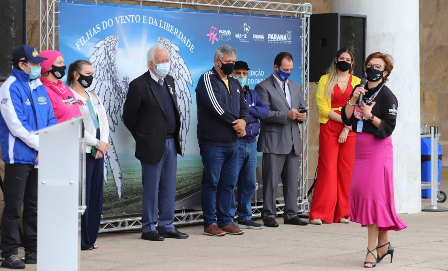O governador em exercício Darci Piana participa nesta quinta-feira (14), da abertura da Expedição Filhas do Paraná - Rota deMototurismo no Palacio Iguaçu . Na foto, Fabiana Cristina de Campos   da Secretaria de Estado do Desenvolvimento Sustentável e do Turismo.  14/10/2021 - Foto: Geraldo Bubniak/AEN