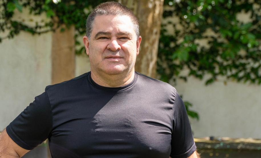 Ao ver um espaço abandonado no terreno do Colégio Papa João Paulo I, no bairro Boa Vista, em Curitiba, Aguinaldo Afonso Carneiro logo teve a ideia de criar um projeto para os estudantes ? e com a ajuda deles. Foi assim que o diretor criou uma sala verde multiusos, onde os alunos podem plantar, interagir com o meio ambiente e ter aulas ao ar livre. O projeto chegou a receber um prêmio, em 2000, concedido pela Nova Escola. - Curitiba, 14/10/2021 - Foto: Renato Prospero/SEED