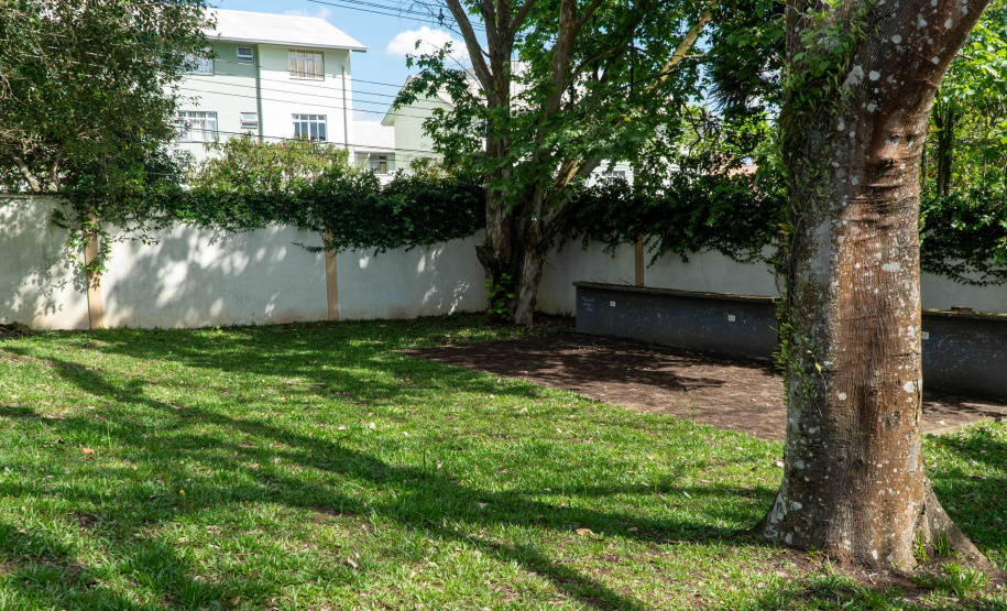 Ao ver um espaço abandonado no terreno do Colégio Papa João Paulo I, no bairro Boa Vista, em Curitiba, Aguinaldo Afonso Carneiro logo teve a ideia de criar um projeto para os estudantes ? e com a ajuda deles. Foi assim que o diretor criou uma sala verde multiusos, onde os alunos podem plantar, interagir com o meio ambiente e ter aulas ao ar livre. O projeto chegou a receber um prêmio, em 2000, concedido pela Nova Escola. - Curitiba, 14/10/2021 - Foto: Renato Prospero/SEED