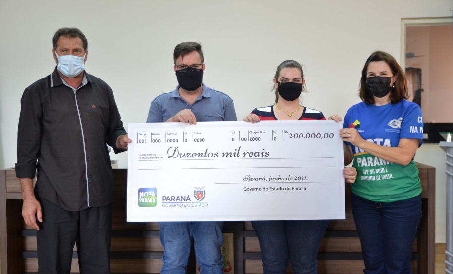 Ganhadores do sorteio de outubro recebem os prêmios do Nota Paraná  -  Curitiba, 14/10/2021  -  Foto: Thiago Henrique Ferreira da Silva