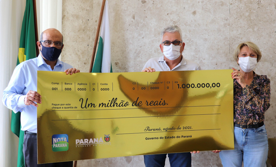 Ganhadores do sorteio de outubro recebem os prêmios do Nota Paraná  -  Curitiba, 14/10/2021  -  Foto: Thiago Henrique Ferreira da Silva