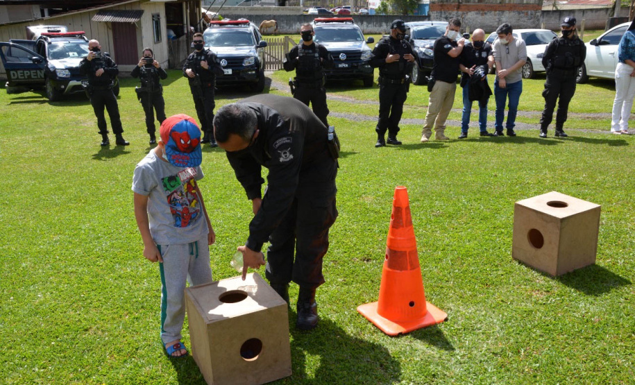 Servidores do Departamento Penitenciário do Paraná organizaram uma campanha para arrecadação de doces e brinquedos que foram entregues nesta quarta-feira (13), a crianças do Centro Municipal de Educação Infantil Ana Maria, em Piraquara, na Região Metropolitana de Curitiba. Além dos presentes, uma apresentação com cães que atuam no sistema prisional alegrou a tarde da criançada.  -  Curitiba, 14/10/2021 - Foto: DEPEN/PR