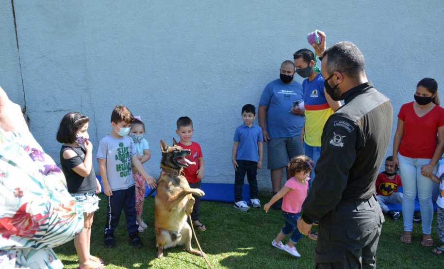 Servidores do Departamento Penitenciário do Paraná organizaram uma campanha para arrecadação de doces e brinquedos que foram entregues nesta quarta-feira (13), a crianças do Centro Municipal de Educação Infantil Ana Maria, em Piraquara, na Região Metropolitana de Curitiba. Além dos presentes, uma apresentação com cães que atuam no sistema prisional alegrou a tarde da criançada.  -  Curitiba, 14/10/2021 - Foto: DEPEN/PR