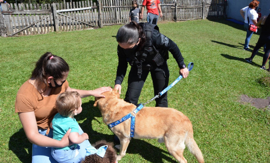 Servidores do Departamento Penitenciário do Paraná organizaram uma campanha para arrecadação de doces e brinquedos que foram entregues nesta quarta-feira (13), a crianças do Centro Municipal de Educação Infantil Ana Maria, em Piraquara, na Região Metropolitana de Curitiba. Além dos presentes, uma apresentação com cães que atuam no sistema prisional alegrou a tarde da criançada.  -  Curitiba, 14/10/2021 - Foto: DEPEN/PR
