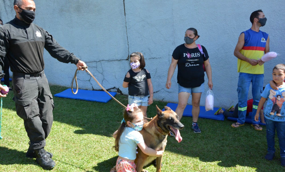 Servidores do Departamento Penitenciário do Paraná organizaram uma campanha para arrecadação de doces e brinquedos que foram entregues nesta quarta-feira (13), a crianças do Centro Municipal de Educação Infantil Ana Maria, em Piraquara, na Região Metropolitana de Curitiba. Além dos presentes, uma apresentação com cães que atuam no sistema prisional alegrou a tarde da criançada.  -  Curitiba, 14/10/2021 - Foto: DEPEN/PR