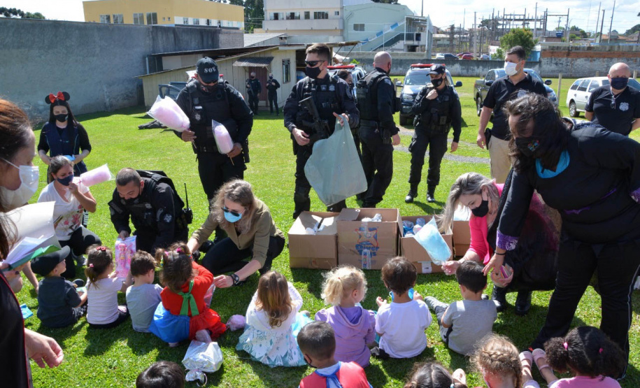 Servidores do Departamento Penitenciário do Paraná organizaram uma campanha para arrecadação de doces e brinquedos que foram entregues nesta quarta-feira (13), a crianças do Centro Municipal de Educação Infantil Ana Maria, em Piraquara, na Região Metropolitana de Curitiba. Além dos presentes, uma apresentação com cães que atuam no sistema prisional alegrou a tarde da criançada.  -  Curitiba, 14/10/2021 - Foto: DEPEN/PR