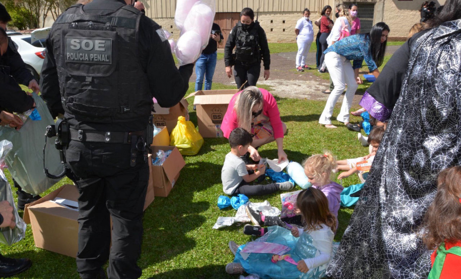 Servidores do Departamento Penitenciário do Paraná organizaram uma campanha para arrecadação de doces e brinquedos que foram entregues nesta quarta-feira (13), a crianças do Centro Municipal de Educação Infantil Ana Maria, em Piraquara, na Região Metropolitana de Curitiba. Além dos presentes, uma apresentação com cães que atuam no sistema prisional alegrou a tarde da criançada.  -  Curitiba, 14/10/2021 - Foto: DEPEN/PR
