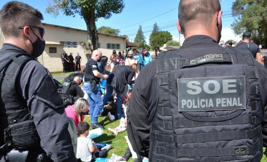 Servidores do Departamento Penitenciário do Paraná organizaram uma campanha para arrecadação de doces e brinquedos que foram entregues nesta quarta-feira (13), a crianças do Centro Municipal de Educação Infantil Ana Maria, em Piraquara, na Região Metropolitana de Curitiba. Além dos presentes, uma apresentação com cães que atuam no sistema prisional alegrou a tarde da criançada.  -  Curitiba, 14/10/2021 - Foto: DEPEN/PR