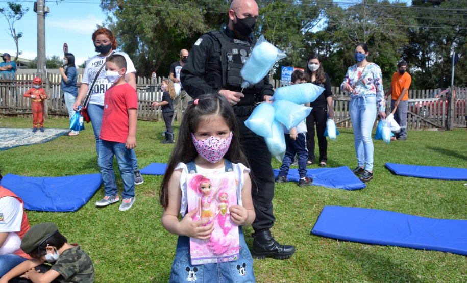 Servidores do Departamento Penitenciário do Paraná organizaram uma campanha para arrecadação de doces e brinquedos que foram entregues nesta quarta-feira (13), a crianças do Centro Municipal de Educação Infantil Ana Maria, em Piraquara, na Região Metropolitana de Curitiba. Além dos presentes, uma apresentação com cães que atuam no sistema prisional alegrou a tarde da criançada.  -  Curitiba, 14/10/2021 - Foto: DEPEN/PR