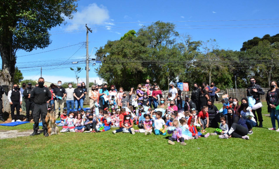 Servidores do Departamento Penitenciário do Paraná organizaram uma campanha para arrecadação de doces e brinquedos que foram entregues nesta quarta-feira (13), a crianças do Centro Municipal de Educação Infantil Ana Maria, em Piraquara, na Região Metropolitana de Curitiba. Além dos presentes, uma apresentação com cães que atuam no sistema prisional alegrou a tarde da criançada.  -  Curitiba, 14/10/2021 - Foto: DEPEN/PR