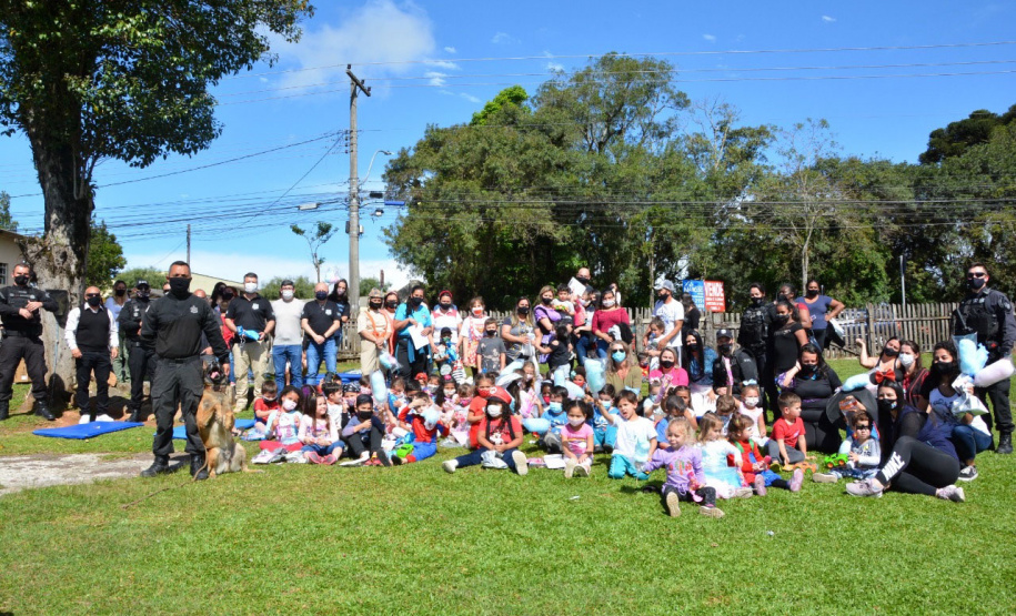 Servidores do Departamento Penitenciário do Paraná organizaram uma campanha para arrecadação de doces e brinquedos que foram entregues nesta quarta-feira (13), a crianças do Centro Municipal de Educação Infantil Ana Maria, em Piraquara, na Região Metropolitana de Curitiba. Além dos presentes, uma apresentação com cães que atuam no sistema prisional alegrou a tarde da criançada.  -  Curitiba, 14/10/2021 - Foto: DEPEN/PR