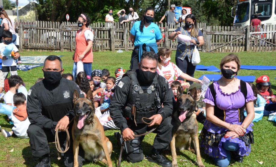 Servidores do Departamento Penitenciário do Paraná organizaram uma campanha para arrecadação de doces e brinquedos que foram entregues nesta quarta-feira (13), a crianças do Centro Municipal de Educação Infantil Ana Maria, em Piraquara, na Região Metropolitana de Curitiba. Além dos presentes, uma apresentação com cães que atuam no sistema prisional alegrou a tarde da criançada.  -  Curitiba, 14/10/2021 - Foto: DEPEN/PR