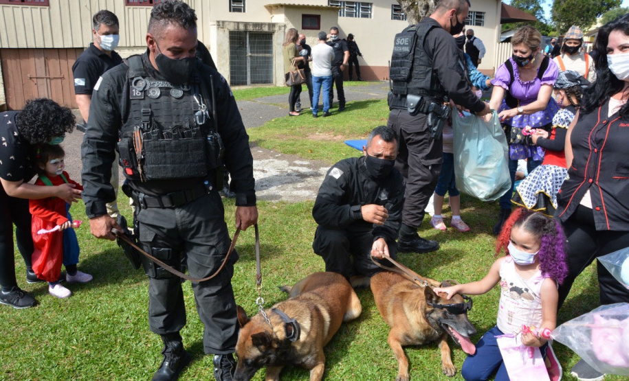 Servidores do Departamento Penitenciário do Paraná organizaram uma campanha para arrecadação de doces e brinquedos que foram entregues nesta quarta-feira (13), a crianças do Centro Municipal de Educação Infantil Ana Maria, em Piraquara, na Região Metropolitana de Curitiba. Além dos presentes, uma apresentação com cães que atuam no sistema prisional alegrou a tarde da criançada.  -  Curitiba, 14/10/2021 - Foto: DEPEN/PR
