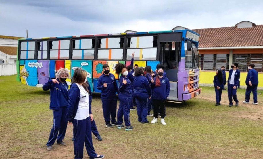 O Colégio Cívico-Militar Zilda Arns Neumann, em São José dos Pinhais, promoveu nesta quinta-feira (14) a primeira FLIZA ? Feira Literária Zilda Arns, evento inspirado na FLIP (Festa Literária Internacional de Paraty), que acontece anualmente na cidade histórica no litoral do estado do Rio de Janeiro. - Curitiba, 14/10/2021 - Foto: Anderson Pedroso