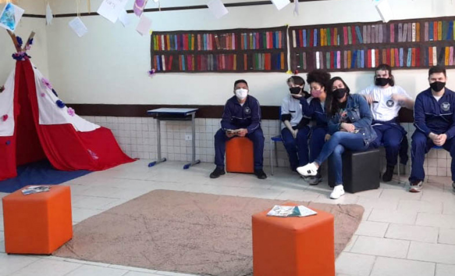 O Colégio Cívico-Militar Zilda Arns Neumann, em São José dos Pinhais, promoveu nesta quinta-feira (14) a primeira FLIZA ? Feira Literária Zilda Arns, evento inspirado na FLIP (Festa Literária Internacional de Paraty), que acontece anualmente na cidade histórica no litoral do estado do Rio de Janeiro. - Curitiba, 14/10/2021 - Foto: Anderson Pedroso