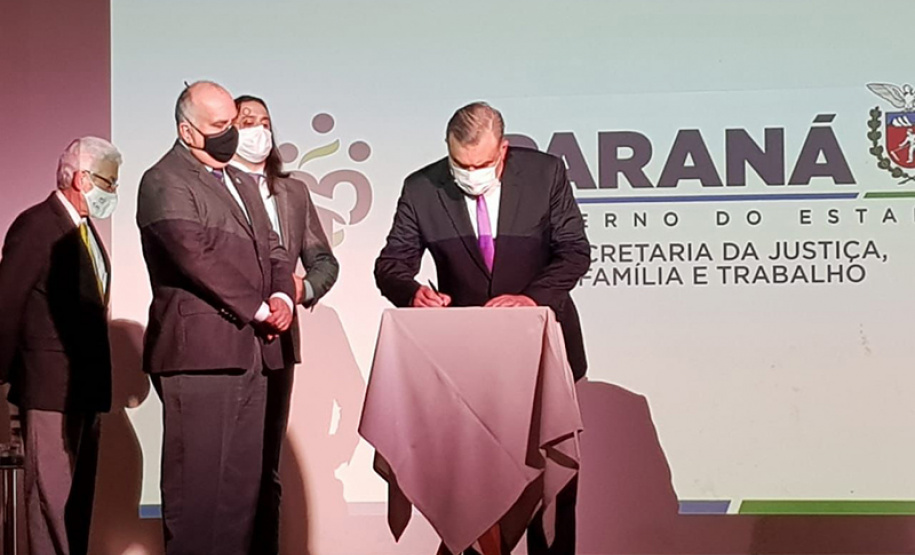 O secretário de Justiça, Família e Trabalho, Ney Leprevost, formalizou nesta quinta-feira o termo de aplicação de R$ 20.771.952 para o Fundo Estadual de Saúde (Funsaude). Os recursos têm origem no Fundo Estadual de Defesa do Consumidor (Fecon) e é resultado de multas aplicadas pelo Procon da secretaria de Justiça a bancos que lesaram os consumidores. - Curitiba, 14/10/2021 - Foto: SEJUF