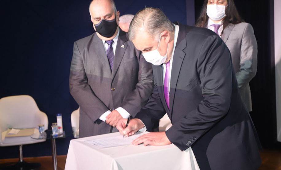 O secretário de Justiça, Família e Trabalho, Ney Leprevost, formalizou nesta quinta-feira o termo de aplicação de R$ 20.771.952 para o Fundo Estadual de Saúde (Funsaude). Os recursos têm origem no Fundo Estadual de Defesa do Consumidor (Fecon) e é resultado de multas aplicadas pelo Procon da secretaria de Justiça a bancos que lesaram os consumidores. - Curitiba, 14/10/2021 - Foto: SEJUF