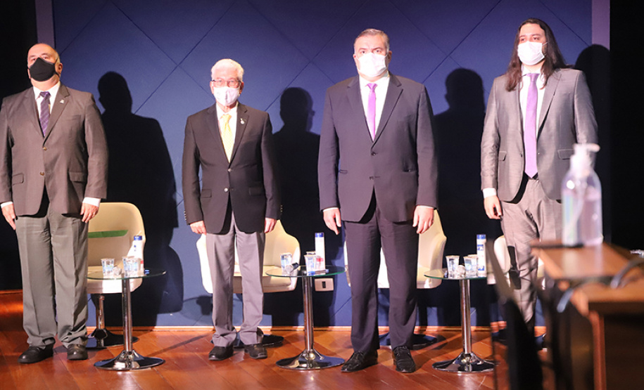 O secretário de Justiça, Família e Trabalho, Ney Leprevost, formalizou nesta quinta-feira o termo de aplicação de R$ 20.771.952 para o Fundo Estadual de Saúde (Funsaude). Os recursos têm origem no Fundo Estadual de Defesa do Consumidor (Fecon) e é resultado de multas aplicadas pelo Procon da secretaria de Justiça a bancos que lesaram os consumidores. - Curitiba, 14/10/2021 - Foto: SEJUF