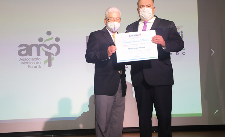 O secretário de Justiça, Família e Trabalho, Ney Leprevost, formalizou nesta quinta-feira o termo de aplicação de R$ 20.771.952 para o Fundo Estadual de Saúde (Funsaude). Os recursos têm origem no Fundo Estadual de Defesa do Consumidor (Fecon) e é resultado de multas aplicadas pelo Procon da secretaria de Justiça a bancos que lesaram os consumidores. - Curitiba, 14/10/2021 - Foto: SEJUF