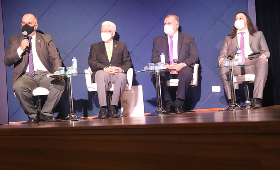 O secretário de Justiça, Família e Trabalho, Ney Leprevost, formalizou nesta quinta-feira o termo de aplicação de R$ 20.771.952 para o Fundo Estadual de Saúde (Funsaude). Os recursos têm origem no Fundo Estadual de Defesa do Consumidor (Fecon) e é resultado de multas aplicadas pelo Procon da secretaria de Justiça a bancos que lesaram os consumidores. - Curitiba, 14/10/2021 - Foto: SEJUF