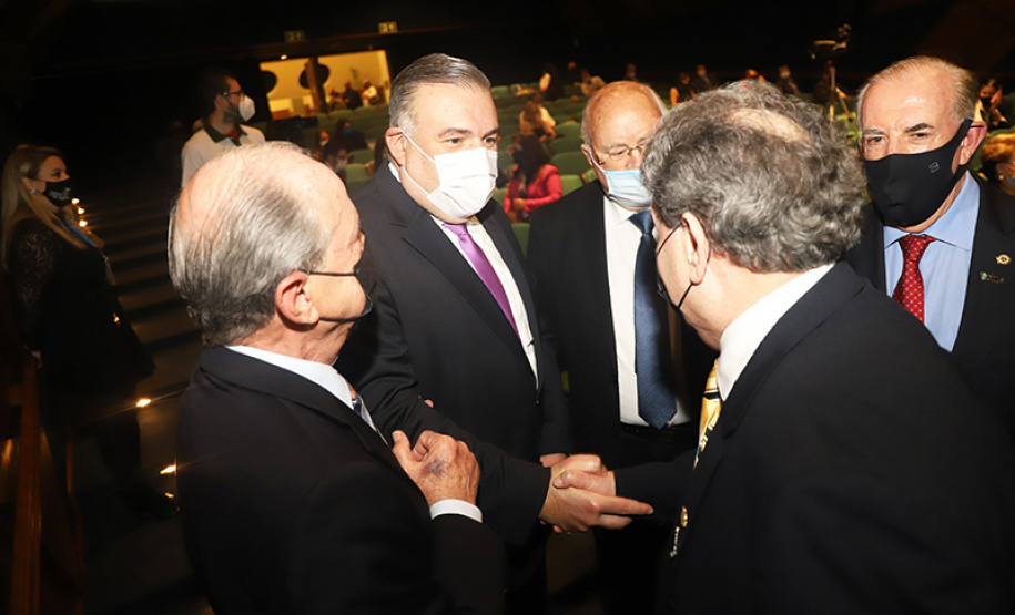 O secretário de Justiça, Família e Trabalho, Ney Leprevost, formalizou nesta quinta-feira o termo de aplicação de R$ 20.771.952 para o Fundo Estadual de Saúde (Funsaude). Os recursos têm origem no Fundo Estadual de Defesa do Consumidor (Fecon) e é resultado de multas aplicadas pelo Procon da secretaria de Justiça a bancos que lesaram os consumidores. - Curitiba, 14/10/2021 - Foto: SEJUF