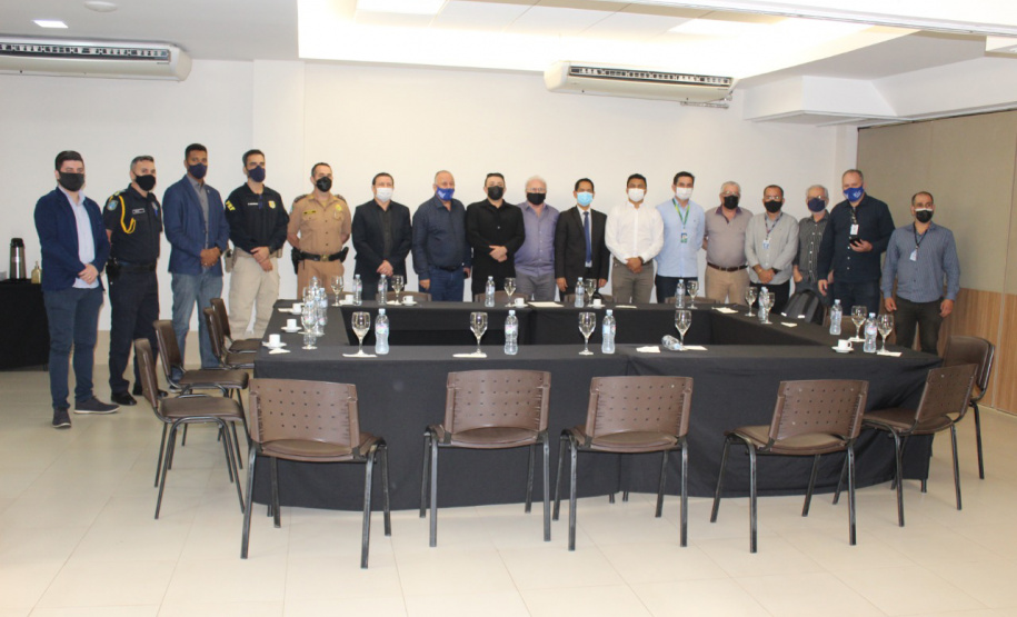 A Paraná Turismo realizou nesta quinta-feira (14), em Foz do Iguaçu, uma reunião com entidades do setor, para discutir estratégias para melhorar a segurança dos turistas na região da fronteira. A reunião contou com o apoio da Secretaria de Segurança Pública do Paraná. - Curitiba, 14/10/2021 - Foto: SEDEST