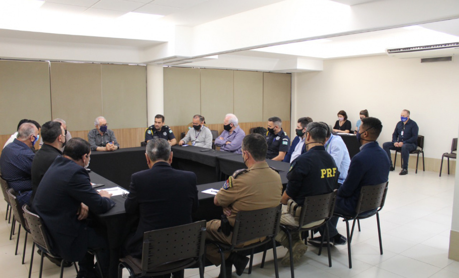 A Paraná Turismo realizou nesta quinta-feira (14), em Foz do Iguaçu, uma reunião com entidades do setor, para discutir estratégias para melhorar a segurança dos turistas na região da fronteira. A reunião contou com o apoio da Secretaria de Segurança Pública do Paraná. - Curitiba, 14/10/2021 - Foto: SEDEST