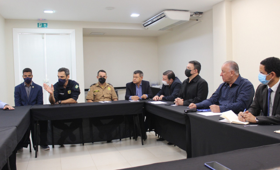 A Paraná Turismo realizou nesta quinta-feira (14), em Foz do Iguaçu, uma reunião com entidades do setor, para discutir estratégias para melhorar a segurança dos turistas na região da fronteira. A reunião contou com o apoio da Secretaria de Segurança Pública do Paraná. - Curitiba, 14/10/2021 - Foto: SEDEST