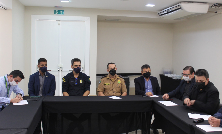 A Paraná Turismo realizou nesta quinta-feira (14), em Foz do Iguaçu, uma reunião com entidades do setor, para discutir estratégias para melhorar a segurança dos turistas na região da fronteira. A reunião contou com o apoio da Secretaria de Segurança Pública do Paraná. - Curitiba, 14/10/2021 - Foto: SEDEST