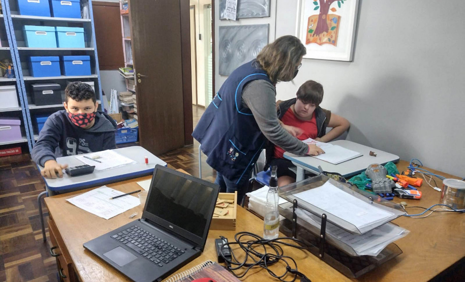 Professora de Educação Especial há 30 anos, Jaqueline Bensi Siqueira desenvolve no Colégio Estadual João Paulo I, em Curitiba, um trabalho colaborativo voltado ao aprendizado individualizado e à sensibilização dos professores. - Curitiba, 15/10/2021 - foto: SEED