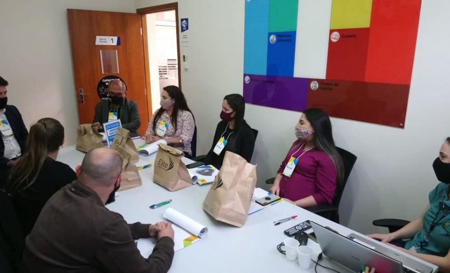 A Fomento Paraná deu início a uma rodada de seis Encontros Regionais de Agentes de Crédito ao longo do mês de outubro, em parceria com o Sebrae/PR. Os eventos são presenciais, seguindo os protocolos sanitários, e foram possibilitados a partir do avanço da vacinação da população paranaense contra a covid-19. - Curitiba, 15/10/2021 - Foto: Fomento Paraná