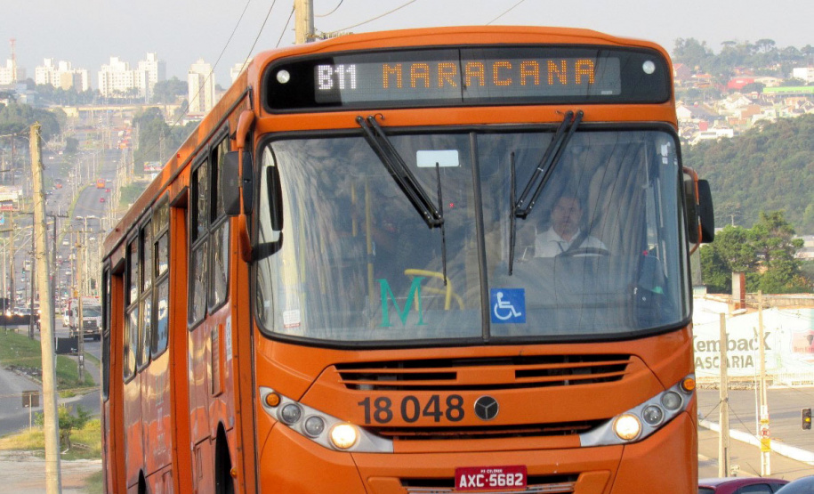 A partir desta segunda-feira (18) seis linhas de que atendem o município de Colombo receberão reforço em seus atendimentos. Os novos horários e veículos buscam equalizar a oferta de ônibus com a demanda de passageiros após acompanhamento dos fiscais da Comec e constatação de aumento no número de usuários, em especial na manutenção de 65% da capacidade dos veículos. - Curitiba, 15/10/2021 - Foto: Comec