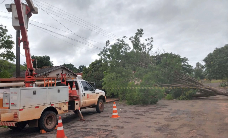 Equipes de emergência, manutenção e obras da Copel seguem em campo neste sábado (16), dando continuidade aos trabalhos de recuperação das redes elétricas danificadas pelo segundo pior temporal já enfrentado na história da empresa.  As chuvas desta sexta-feira (15) dificultaram a execução dos trabalhos e provocaram novos estragos. Já foram contabilizados 508 postes quebrados, nas duas regiões. - Curitiba, 16/10/2021 - Foto: Copel