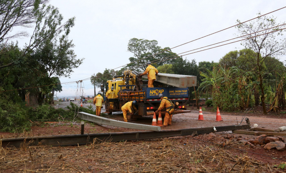 Equipes de emergência, manutenção e obras da Copel seguem em campo neste sábado (16), dando continuidade aos trabalhos de recuperação das redes elétricas danificadas pelo segundo pior temporal já enfrentado na história da empresa.  As chuvas desta sexta-feira (15) dificultaram a execução dos trabalhos e provocaram novos estragos. Já foram contabilizados 508 postes quebrados, nas duas regiões. - Curitiba, 16/10/2021 - Foto: Copel