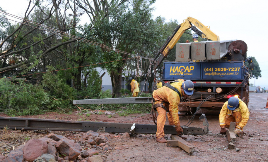 Equipes de emergência, manutenção e obras da Copel seguem em campo neste sábado (16), dando continuidade aos trabalhos de recuperação das redes elétricas danificadas pelo segundo pior temporal já enfrentado na história da empresa.  As chuvas desta sexta-feira (15) dificultaram a execução dos trabalhos e provocaram novos estragos. Já foram contabilizados 508 postes quebrados, nas duas regiões. - Curitiba, 16/10/2021 - Foto: Copel