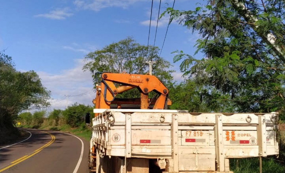 Nas últimas 24 horas, mais de 40 mil domicílios tiveram o fornecimento de energia regularizado pelas equipes de emergência, manutenção e obras da Copel, que seguem trabalhando para recompor as redes elétricas danificadas pelas chuvas que atingiram as regiões Oeste e Noroeste do Estado no fim da semana. - Curitiba, 16/10/201 - Foto: Copel